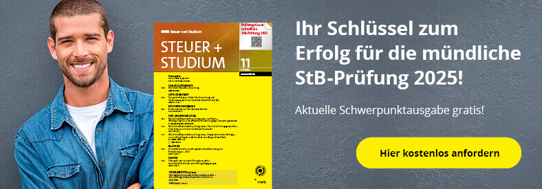 Lächelnder junger Mann und Magazin Steuer + Studium